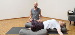Loslassen mit restorativem Yoga