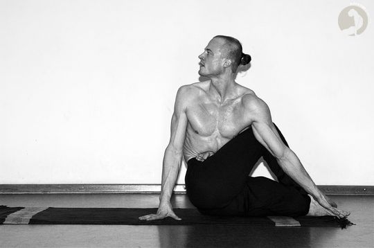 Purna  Matsyendrasana